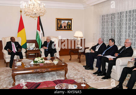 Amman, Amman, Giordania. 4 Maggio 2017. Il Presidente palestinese Mahmoud Abbas incontra il Presidente della Guinea Alpha Conde, ad Amman, Giordania, il 13 novembre 2017 Credit: Thaler Ganaim/APA Images/ZUMA Wire/Alamy Live News Foto Stock