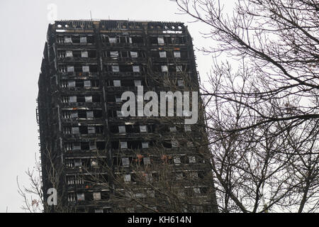 Londra, Regno Unito. 14th Nov 2017. Grenfell torre si trova cinque mesi dopo che è stato inghiottito da fiamme il 14th giugno, con la conseguente morte di più di ottanta residenti che ha portato ad un pubblico un'inchiesta sulle cause dell'incendio nel quartiere di Kensington e Chelsea Credit: amer Ghazzal/Alamy Live News Foto Stock