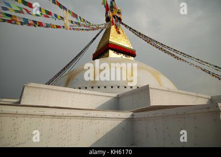 28 ottobre 2017 - Kathmandu, Nepal - Boudhanath Stupa che brilla al tramonto dopo una tempesta. (Immagine di credito: © Sarah Murray/Stumbleweeds via ZUMA Wire) Foto Stock