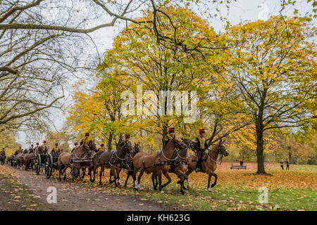 Londra, Regno Unito. Xiv Nov, 2017. La truppa entra nel parco verde e galops per azione - il Re della truppa cavallo Royal Artillery (KTRHA), il cerimoniale di batteria a salve di sua maestà della casa divisione, fuoco un 41-gun Royal Salutate in onore di Sua Altezza Reale il Principe di Galles la sessantanovesima compleanno. 71 cavalli tirando sei prima guerra mondiale-Ser 13-pounder cannoni è entrato in azione da nel parco verso il basso fino a metà su Constitution Hill. Ciascuna delle pistole sparato vuoto turni di artiglieria a dieci secondi. Londra 14 Nov 2017 Credit: Guy Bell/Alamy Live News Foto Stock