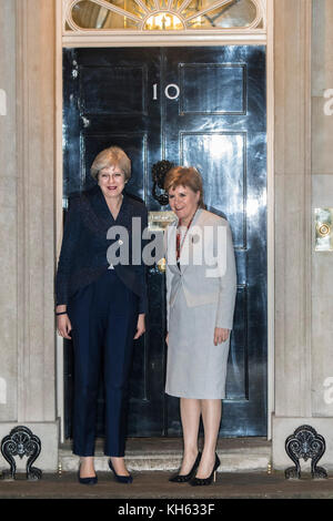 Londra, Regno Unito. Xiv Nov, 2017. Il Primo Ministro accoglie con favore il primo ministro di Scozia, Nicola storione, a Downing Street. Credito: Guy Bell/Alamy Live News Foto Stock