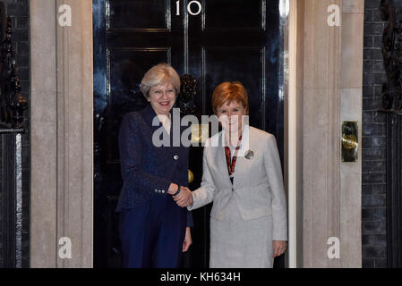 Londra, Regno Unito. Xiv Nov, 2017. Nicola storione, Primo ministro di Scozia, incontra Theresa Maggio, Primo Ministro, per colloqui in numero 10 di Downing Street. Credito: Stephen Chung/Alamy Live News Foto Stock