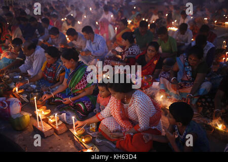 Dacca, Bangladesh. 14 novembre 2017. I devoti indù del Bangladesh siedono con Prodip e pregano Dio al tempio Shri Shri Loknath Brahmachari Ashram per osservare la festa sacra di Rakher Upobash o Kartik Brati a Barodi, Narayanganj. Credito: M. Mehedi Hasan/ZUMA Wire/Alamy Live News Foto Stock