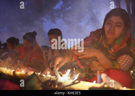 Dacca, Bangladesh. 14 novembre 2017. Una ragazza indù reagisce alla telecamera mentre partecipa al Rakher Upobash o al festival Kartik Brati al tempio Shri Shri Loknath Brahmachari Ashram a Barodi, NarayanGanj. Credito: M. Mehedi Hasan/ZUMA Wire/Alamy Live News Foto Stock