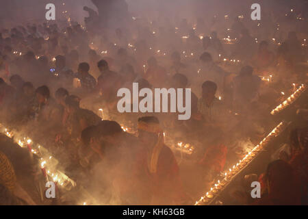 Dacca, Bangladesh. 14 novembre 2017. I devoti indù del Bangladesh siedono con Prodip e pregano Dio al tempio Shri Shri Loknath Brahmachari Ashram per osservare la festa sacra di Rakher Upobash o Kartik Brati a Barodi, Narayanganj. Credito: M. Mehedi Hasan/ZUMA Wire/Alamy Live News Foto Stock