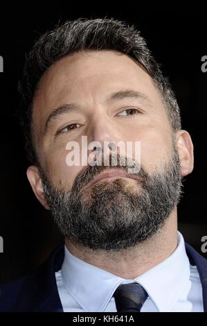 Los Angeles, CALIFORNIA, Stati Uniti. 13 novembre 2017. Ben Affleck agli arrivi per JUSTICE LEAGUE Premiere, il Dolby Theatre di Hollywood e Highland Center, Los Angeles, CA 13 novembre 2017. Crediti: Michael Germana/Everett Collection/Alamy Live News Foto Stock