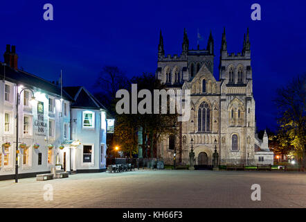 Il George Inn e Selby Abbey di notte, North Yorkshire, Inghilterra, Regno Unito Foto Stock