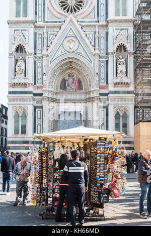 Firenze, Italia - 31 ottobre 2017: negozio di souvenir in vendita nella parte anteriore di Firenze con la sua mitica cattedrale di Santa Maria del Fiore Foto Stock