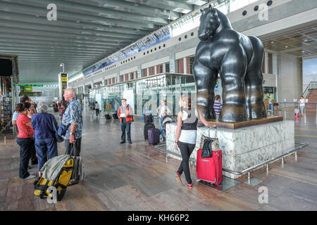 Cavallo nero scultura all'aeroporto di Barcellona El Prat sala partenze Foto Stock