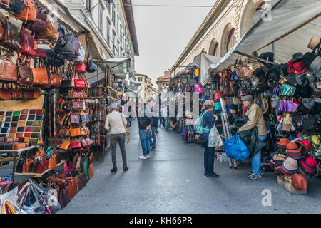 Strada del mercato di Firenze, Toscana - di fronte al mercato centrale Foto Stock