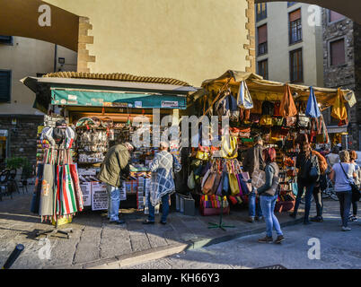 Strada del mercato di Firenze, Toscana - di fronte al mercato centrale Foto Stock