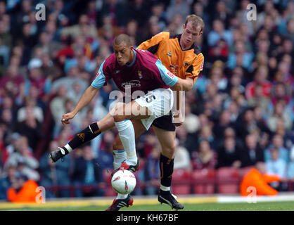 Il calciatore Bobby Zamora e Mark Clyde West Ham United v Wolverhampton Wanderers 02 Ottobre 2004 Foto Stock