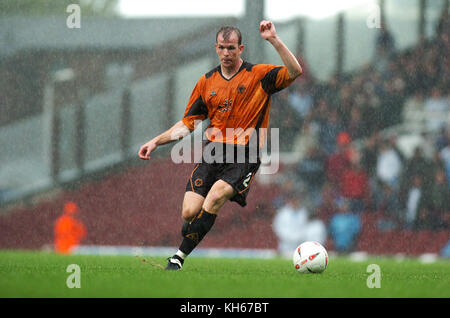 Il calciatore Mark Clyde heavy rain West Ham United v Wolverhampton Wanderers 02 Ottobre 2004 Foto Stock