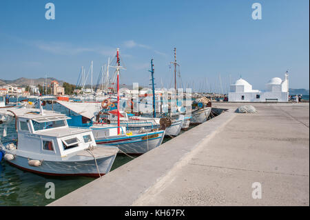 Piccola cappella greca situata al porto di Egina. Egina è un'isola greca nel Mar Egeo appartenente alle isole Saroniche. Foto Stock