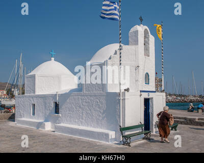 Piccola cappella Greca si trova a aegina porto. aegina è un'isola greca nel mare Egeo appartenenti alle isole del golfo Saronico. Foto Stock