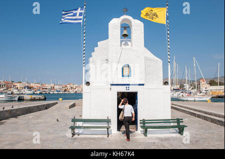 Piccola cappella greca situata al porto di Egina. Egina è un'isola greca nel Mar Egeo appartenente alle isole Saroniche. Foto Stock