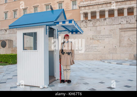 Evzone - Guardia reale greca fuori dal vecchio palazzo reale che ospita il Parlamento greco in piazza Syntagma Foto Stock