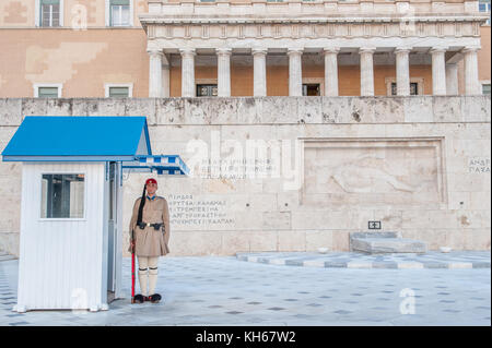 Evzone - Guardia reale greca fuori dal vecchio palazzo reale che ospita il Parlamento greco in piazza Syntagma Foto Stock