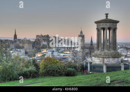 Lo skyline di Edimburgo dal Carlton Hill, early morning light Foto Stock