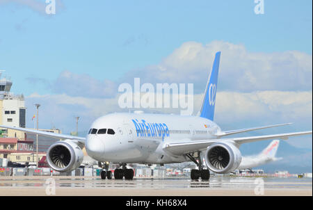 Aeromobili Boeing 787 Dreamliner Air Europa, la compagnia aerea è in arrivo al terminal passeggeri, dopo essere atterrato in madrid, Adolfo SUAREZ airport Foto Stock