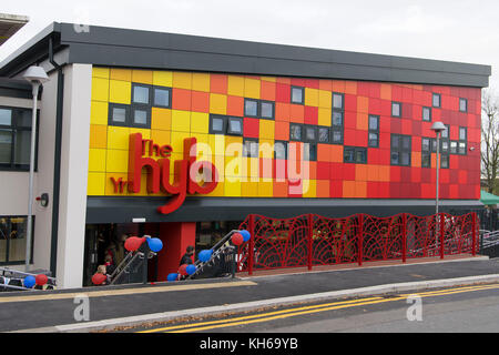 Il potente hub e un centro comunitario in a Llanedeyrn, Wales, Regno Unito. Foto Stock