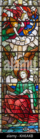 Londra, Gran Bretagna - 17 settembre 2017: la visione dell'Apocalisse di san Giovanni evangelista sul vetro macchiato nella chiesa di Santa trinità brompton. Foto Stock
