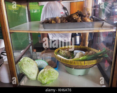 Cibo in mostra in un negozio a Jogjakarta, Giava Centrale, Indonesia. Foto Stock