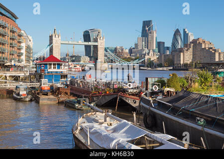 Londra - la torre sposa, navi e grattacieli di mattina. Foto Stock