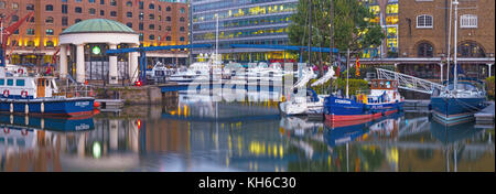 Londra, Gran Bretagna - 14 settembre 2017: la st. Katharine Docks nella luce del mattino. Foto Stock