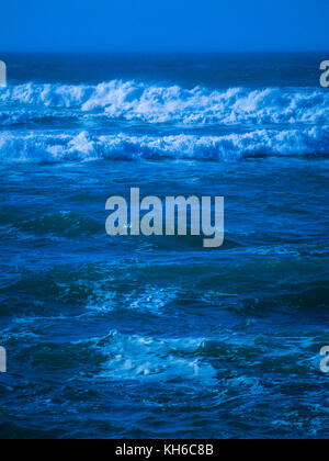 Immagine stilizzata / trattata di mare churning / onde di mare ruvide al largo di Newquay in Cornovaglia. Foto Stock