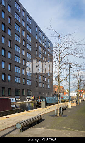 Uno dei 'Campo di cotone Wharf' blocchi di appartamenti e narrowboats presso il campo di cotone marina Park, New Islington, Ancoats, Manchester, Inghilterra, Regno Unito Foto Stock