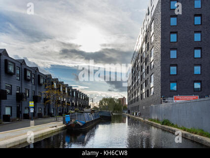 La casa di sviluppo (sinistra) e uno dei 'Campo di cotone Wharf' blocchi di appartamenti, dal campo di cotone Park marina, Ancoats, Manchester, Inghilterra, Regno Unito Foto Stock