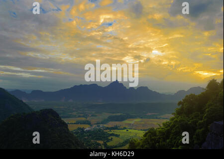 Bellissimo paesaggio tramonto dalla cima vista sulla montagna di Vang Vieng, Laos Foto Stock