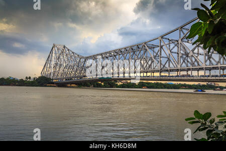 Quella di howrah bridge kolkata - lo storico ponte a sbalzo sul Fiume Hooghly con moody Cielo di tramonto Foto Stock