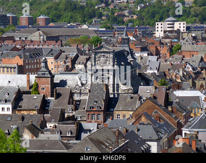 Vista aerea della città di Namur con la bella facciata di saint loup chiesa, regione vallona del Belgio Foto Stock