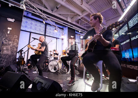 26 Aprile 2012 - New York , NY - Daughtry fotografato alla MLB Fan Cave come parte della MLBFanCave.com Concert Series di New York City. Photo Credit: © Kristen Driscoll / Mediapunch Inc. Foto Stock