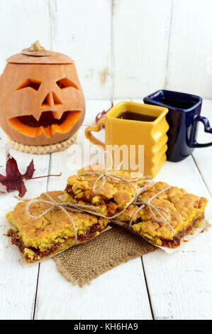 Pane appena sfornato dolci fatti in casa con confettura di albicocca e due tazze di tè (caffè). dessert su Halloween. Foto Stock
