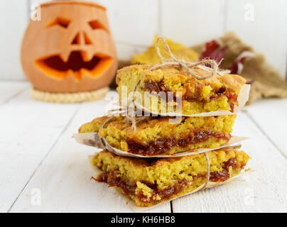Pane appena sfornato dolci fatti in casa con confettura di albicocca. dessert su Halloween. Foto Stock