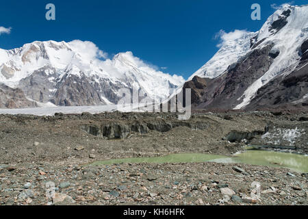 Engilchek ghiacciaio e Khan Tengri di montagna, central Tian Shan Mountain Range, la frontiera del Kirghizistan e Cina e Kirghizistan Foto Stock