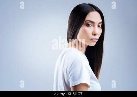 Grave offesa donna pensando di tornare al suo fidanzato Foto Stock