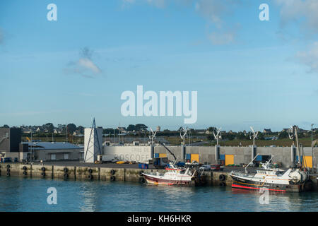 Navi da pesca nel porto visto dalla nave Cap Finistere nel porto di Roscoff, Quai Charles de Gaulle, 29680 Roscoff, Francia Foto Stock