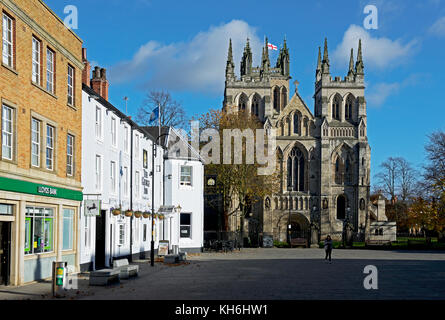 Il George Inn e Selby Abbey, North Yorkshire, Inghilterra, Regno Unito Foto Stock