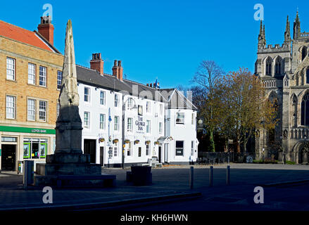 Il George Inn e Selby Abbey, North Yorkshire, Inghilterra, Regno Unito Foto Stock