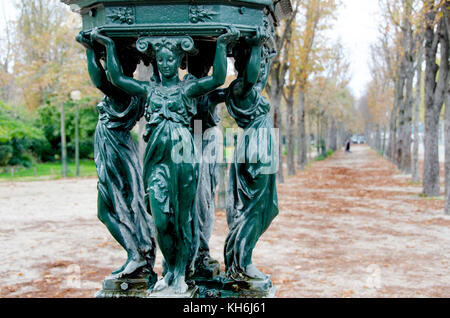 Parigi, Francia. Wallace Fountain sulla Avenue des Champs-Élysées - progettato da Charles-Auguste Lebourg, chiamato dopo Richard Wallace, che ha finanziato thei Foto Stock