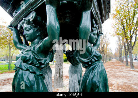 Parigi, Francia. Wallace Fountain sulla Avenue des Champs-Élysées - progettato da Charles-Auguste Lebourg, chiamato dopo Richard Wallace, che ha finanziato thei Foto Stock