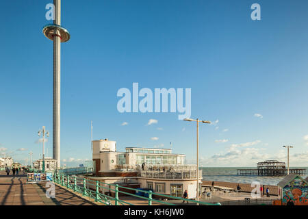 Pomeriggio autunnale sul lungomare di Brighton, East Sussex, Inghilterra. Foto Stock