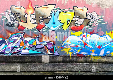 La parete decorata con colorate abstract graffiti Foto Stock