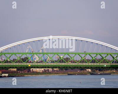 Ponte Vecchio stary Most e Apollo ponte, Danubio, Bratislava, Bratislavsky kraj, Slovacchia, Europa Foto Stock