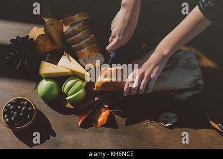 Affettare la baguette Foto Stock