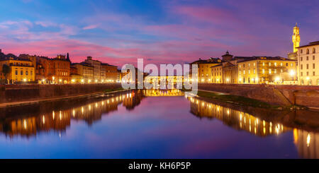 Il fiume Arno e il ponte vecchio a Firenze, Italia Foto Stock